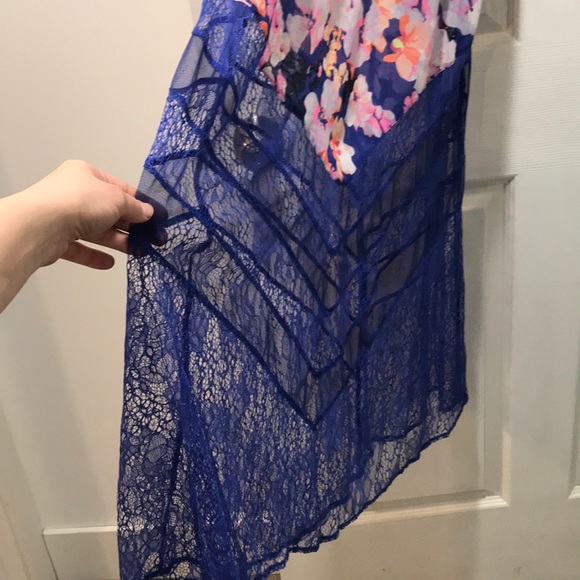 Long dress with lace bottom - Picture 2 of 4